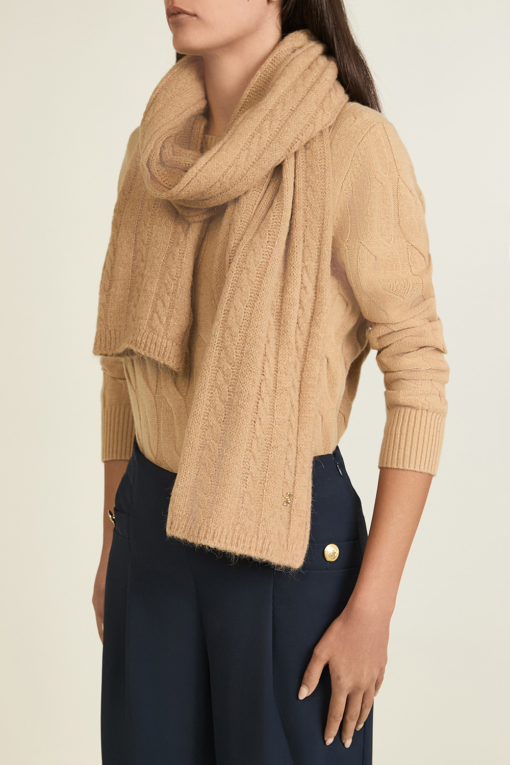 תמונת כל הלוק של צעיף צמר